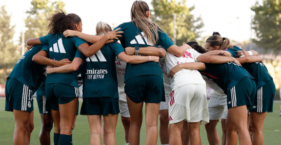 Las jugadoras del Real Madrid antes del encuentro ante el Madrid CFF