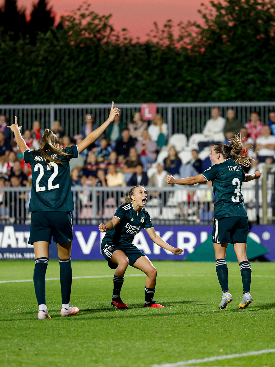 Las jugadoras del Real Madrid celebrando el segundo