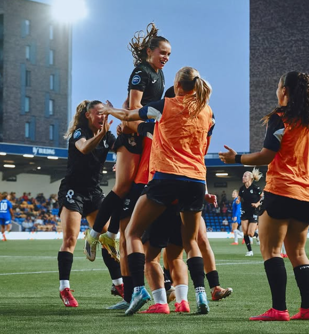 Las jugadoras de la Real Sociedad celebrando uno de sus goles ante el Chelsea