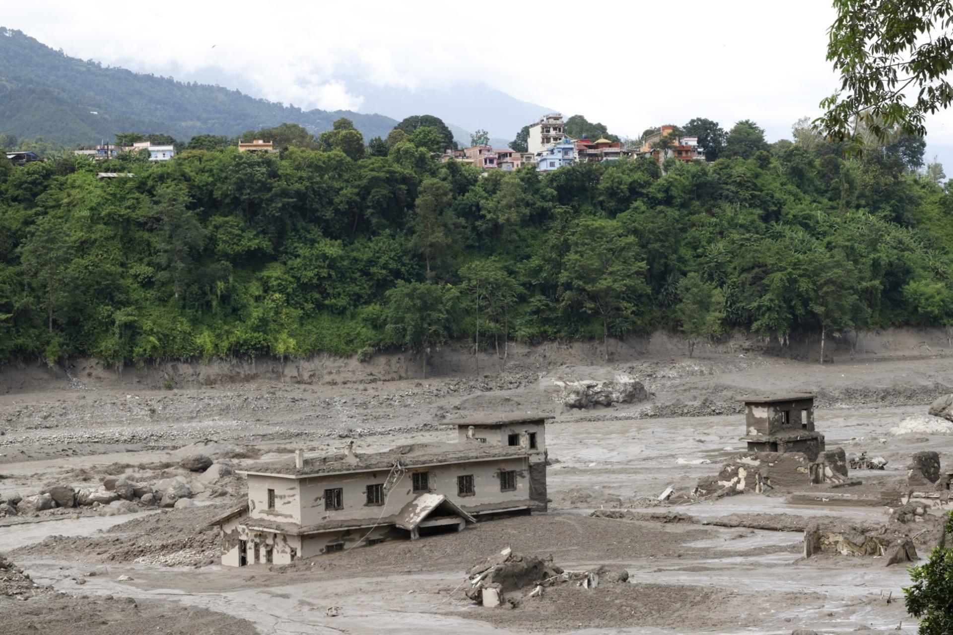 Trishuli Bazar (Nepal), 26/08/2026.- Floodwaters sweep through Trishuli Bazar following a flash flood, in Nuwakot district, Nepal, 26 August 2026. Several people were killed and multiple others were reported missing after a massive flash flood swept through Rasuwa and Nuwakot districts causing widespread destruction to settlements and infrastructure, according to local authorities. (Inundaciones) EFE/EPA/NARENDRA SHRESTHA