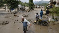 Trishuli Bazar (Nepal), 26/08/2026.- Villagers wade through flooded streets following a flash flood in Trishuli Bazar, Nuwakot district, Nepal, 26 August 2026. Several people were killed and multiple others were reported missing after a massive flash flood swept through Rasuwa and Nuwakot districts causing widespread destruction to settlements and infrastructure, according to local authorities. (Inundaciones) EFE/EPA/NARENDRA SHRESTHA
