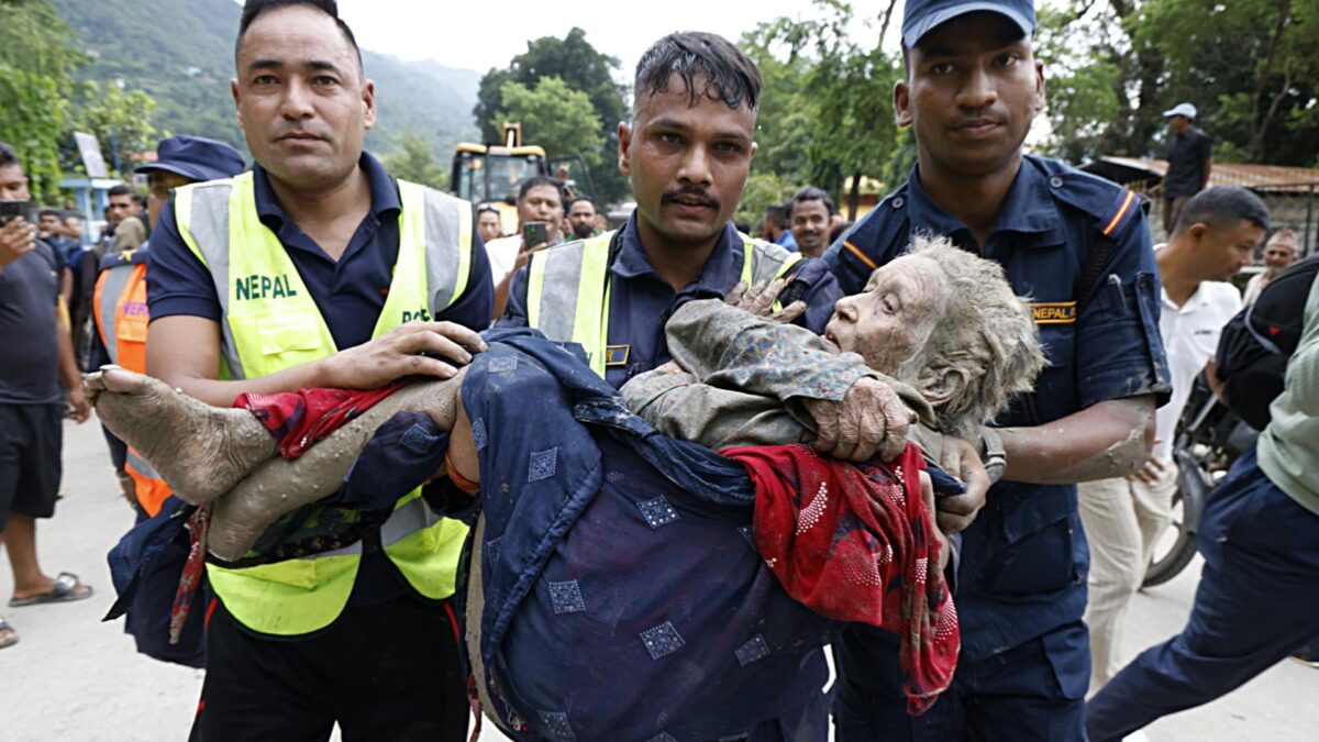 Trishuli Bazar (Nepal), 26/08/2026.- An elderly woman is rescued from a Devighat old age home following a flash flood in Trishuli Bazar, Nuwakot district, Nepal, 26 August 2026. Several people were killed and multiple others were reported missing after a massive flash flood swept through Rasuwa and Nuwakot districts causing widespread destruction to settlements and infrastructure, according to local authorities. (Inundaciones) EFE/EPA/NARENDRA SHRESTHA