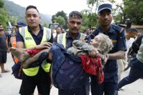 Trishuli Bazar (Nepal), 26/08/2026.- An elderly woman is rescued from a Devighat old age home following a flash flood in Trishuli Bazar, Nuwakot district, Nepal, 26 August 2026. Several people were killed and multiple others were reported missing after a massive flash flood swept through Rasuwa and Nuwakot districts causing widespread destruction to settlements and infrastructure, according to local authorities. (Inundaciones) EFE/EPA/NARENDRA SHRESTHA