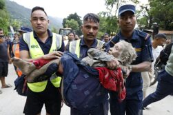 Trishuli Bazar (Nepal), 26/08/2026.- An elderly woman is rescued from a Devighat old age home following a flash flood in Trishuli Bazar, Nuwakot district, Nepal, 26 August 2026. Several people were killed and multiple others were reported missing after a massive flash flood swept through Rasuwa and Nuwakot districts causing widespread destruction to settlements and infrastructure, according to local authorities. (Inundaciones) EFE/EPA/NARENDRA SHRESTHA