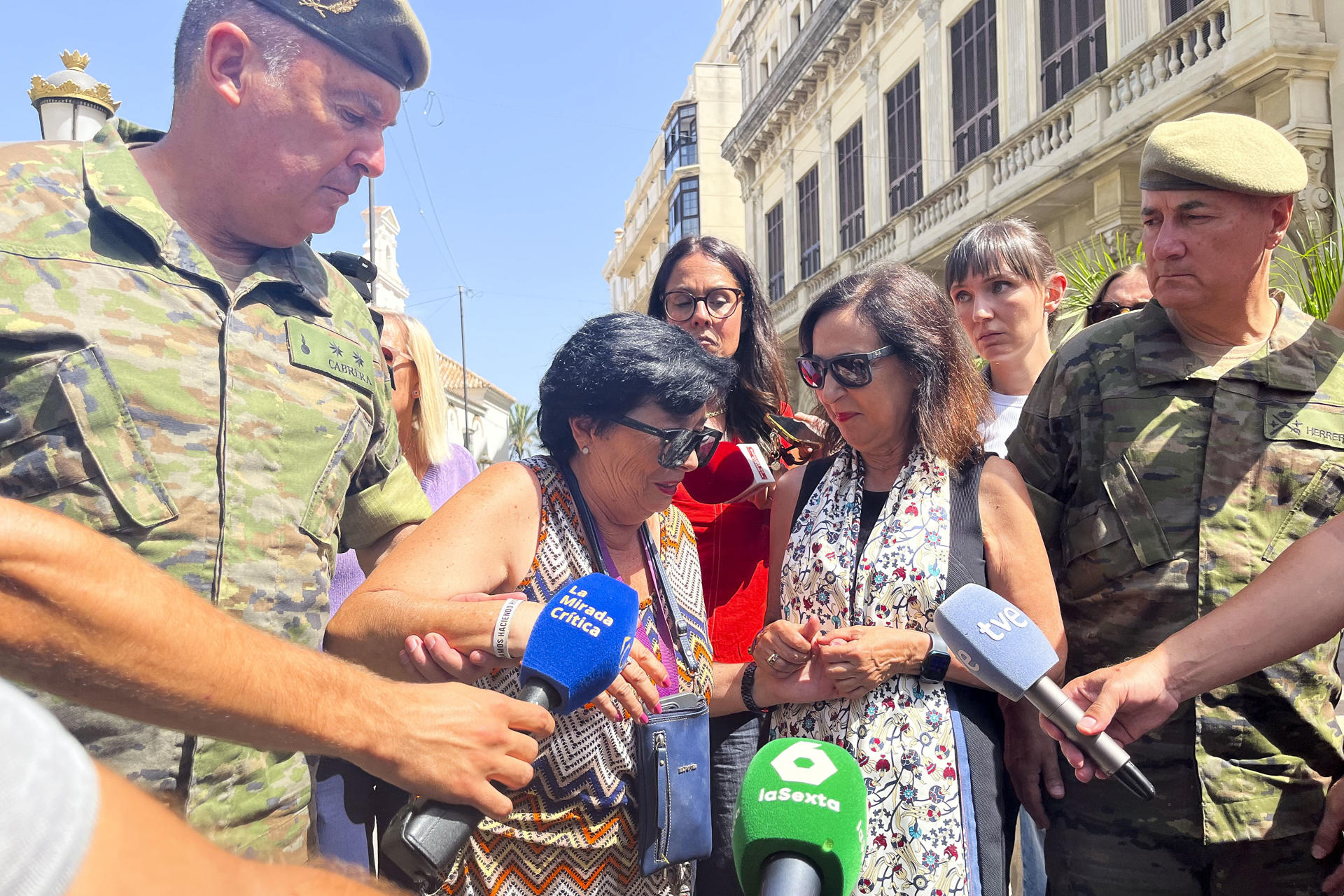 CEUTA, 12/08/2026.- Una ciudadana de Ceuta informa a la ministra de Defensa, Margarita Robles, sobre la situación tras la entrada de inmigrantes en la ciudad, a la llegada de Robles a Ceuta donde visitará a las tropas dependientes del Mando Operativo Terrestre desplegadas y mantendrá un encuentro con el presidente de la ciudad autónoma, Juan Jesús Vivas.. EFE/Reduan