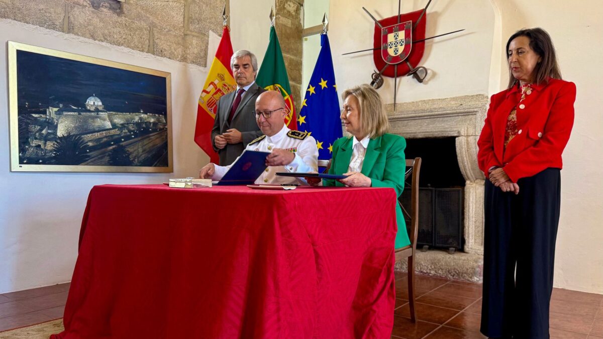 De izquierda a derecha: ministro portugués Nuno Melo, contralmirante António Mateus, secretaria de Estado Amparo Valcarce y ministra Margarita Robles durante firma de acuerdo bilateral