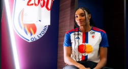 Salma Paralluelo posando con la camiseta del Olympique de Lyon