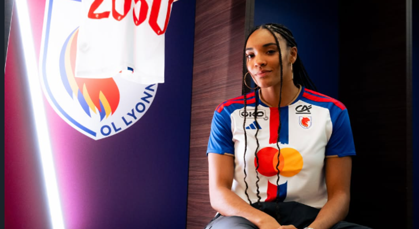 Salma Paralluelo posando con la camiseta del Olympique de Lyon