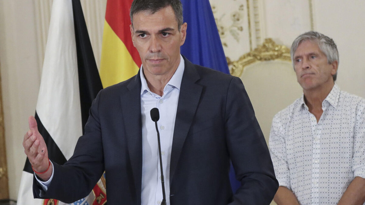 CEUTA (ESPAÑA), 31/07/2026.- El presidente del Gobierno, Pedro Sánchez, ha condenado este viernes lo que ha considerado un "ataque" y "una violación de la integridad territorial de España" con la entrada irregular en Ceuta de miles de personas desde Marruecos y ha garantizado todas las medidas necesarias para hacerle frente, durante su comparecencia pública en la ciudad autónoma. Junto a él, el ministro del Interior Fernando Grande Marlaska (d). EFE/ Reduan Dris