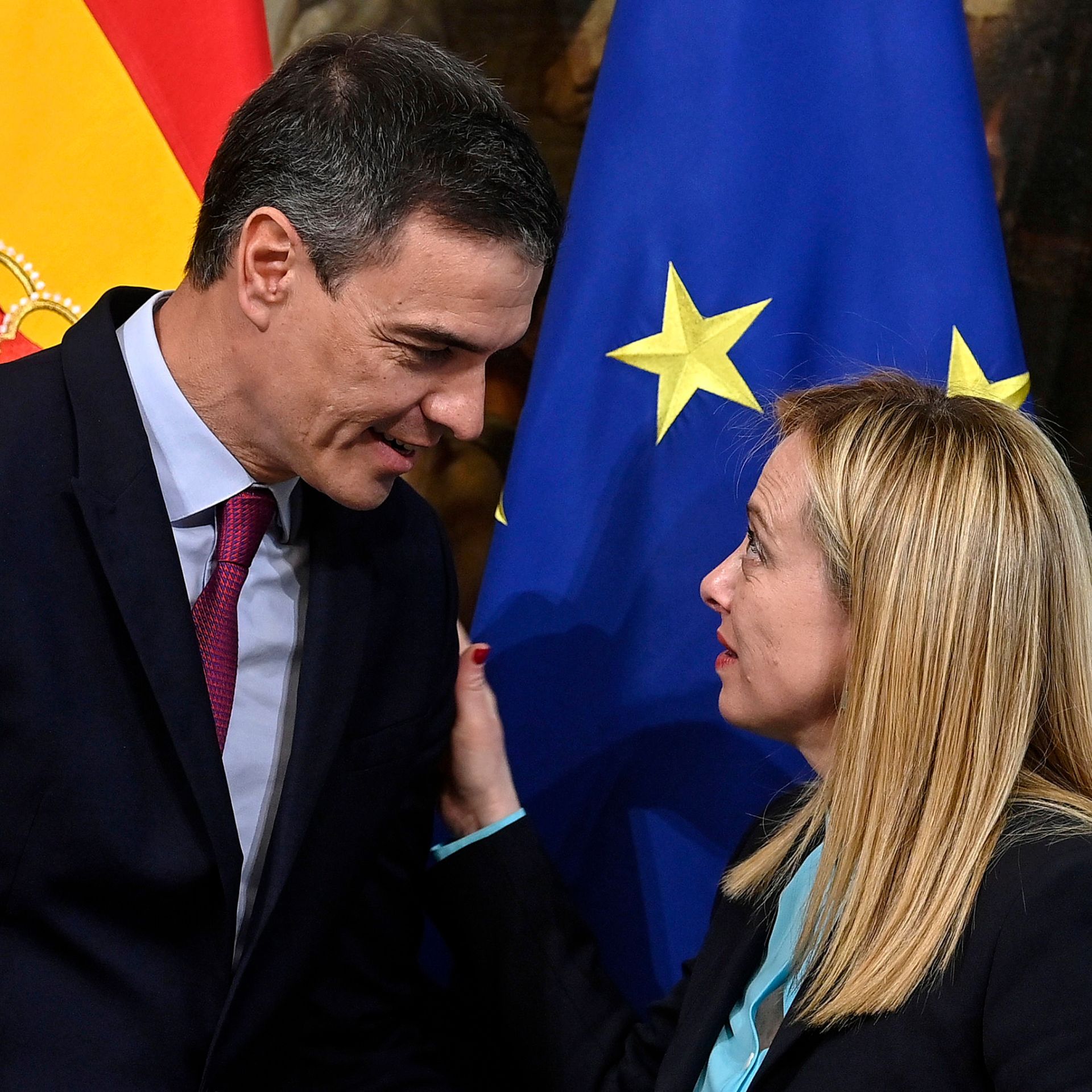 Pedro Sánchez (izquierda) y la primera ministra italiana Giorgia Meloni (derecha) ofrecen una rueda de prensa conjunta tras su reunión en Roma, Italia, el 5 de abril de 2023.
