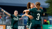 Felicia Schröder y Janou Levels celebrando el primer gol ante el Ajax