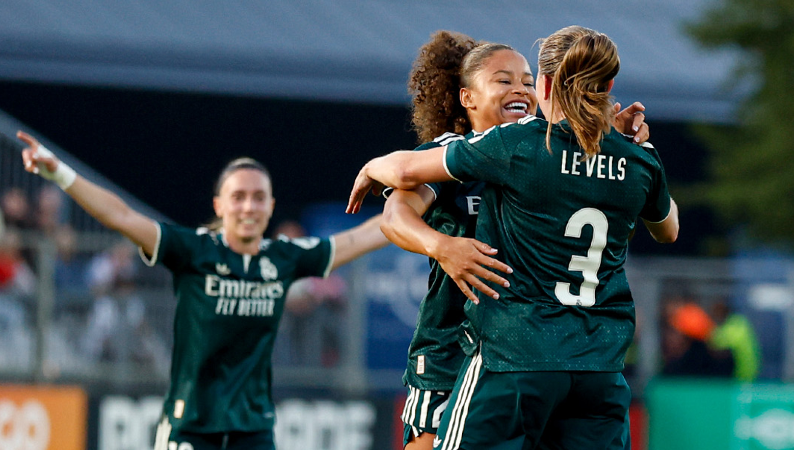 Felicia Schröder y Janou Levels celebrando el primer gol ante el Ajax