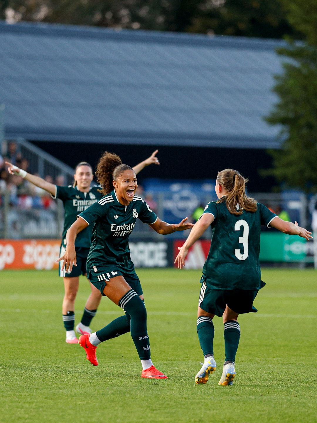 Felicia Schröder y Janou Levels celebrando el primer gol ante el Ajax