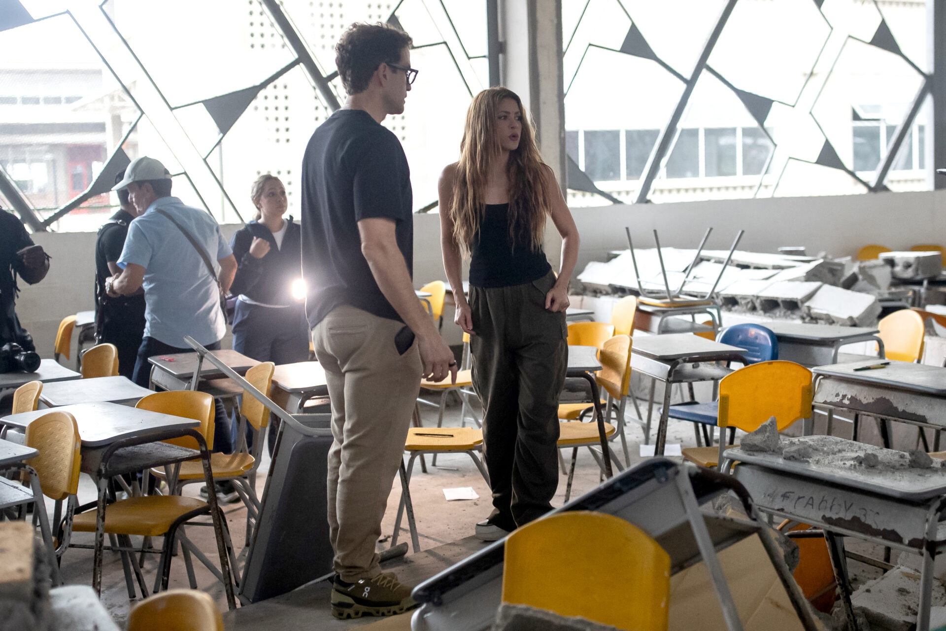 FOTODELDÍA AME9993. QUIBDÓ (COLOMBIA), 17/08/2026.- La cantante colombiana Shakira visita este lunes la Institución educativa Carrasquilla Industrial, luego del terremoto de magnitud 7,4 en Quibdó (Colombia). Shakira anunció que reconstruirá la Universidad Tecnológica del Chocó, dañada por el terremoto que sacudió a Colombia el pasado 10 de agosto, y que junto al filántropo estadounidense Howard Graham Buffett impulsará la construcción de diez nuevos colegios en el departamento. EFE/ STR