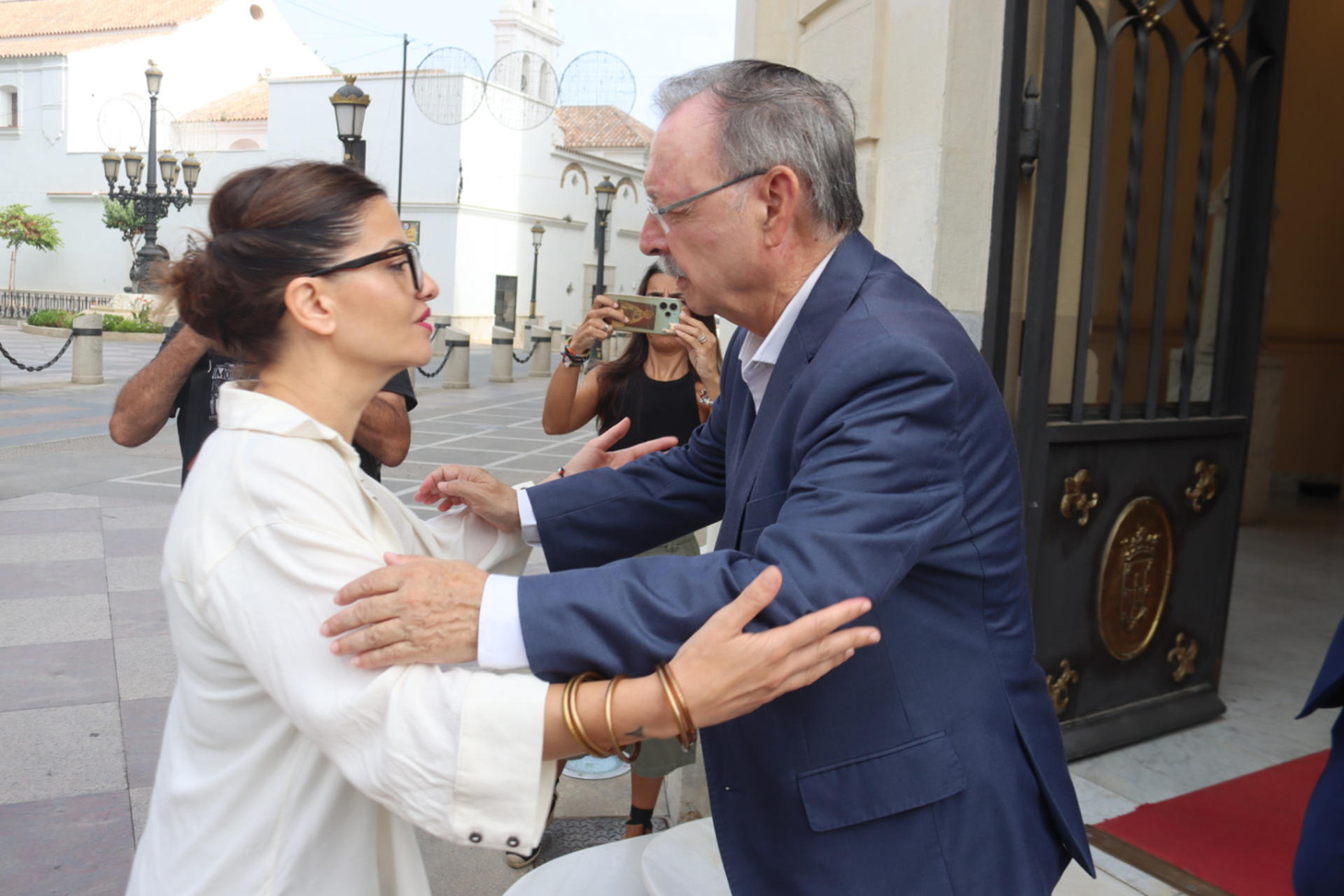 CEUTA, 08/08/2026.-La ministra de Juventud e Infancia, Sira Rego, se ha reunido este sábado con Juan Jesús Vivas, presidente de la Ciudad Autónoma de Ceuta. Más de 1.300 menores permanecen en Ceuta nueve días después de la entrada irregular de 72.000 personas desde Marruecos, mientras las autoridades tratan de organizar su acogida antes de comenzar el proceso de reubicación en otras comunidades autónomas.EFE/ Reduan