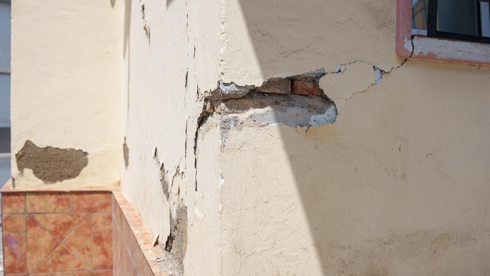 Consecuencias del terremoto de magnitud 5 en edificios y viviendas de la ciudad de Granada del pasado viernes. Imagen de archivo. Francisco J. Olmo - Europa Press