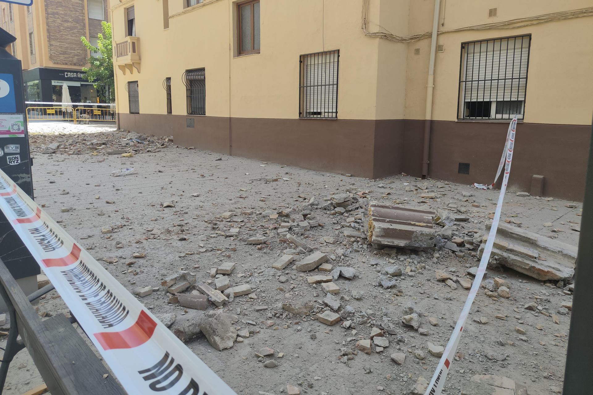 GRANADA, 18/08/2026.- Daños causados por el terremoto que ha afectado este martes a la ciudad de Granada. La serie sísmica registrada este martes en Granada y su área metropolitana, con cuatro terremotos de entre 3,9 y 4,8 grados de intensidad, ha hecho tambalear el ritmo de una ciudad que ha visto cómo se cerraba la Alhambra y se llenaban los parques y que se ha movido entre la alerta y la calma plena. EFE/ María Ruiz