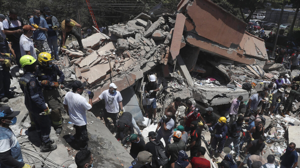 AME7690. CALI (COLOMBIA), 10/08/2026.- Personas buscan entre los escombros de una edificación colapsada por el terremoto de magnitud 7,4 que sacudió al país, este lunes en Cali (Colombia). EFE/ Ernesto Guzmán Jr