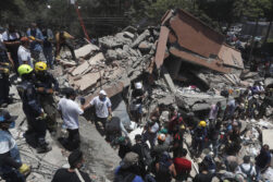 AME7690. CALI (COLOMBIA), 10/08/2026.- Personas buscan entre los escombros de una edificación colapsada por el terremoto de magnitud 7,4 que sacudió al país, este lunes en Cali (Colombia). EFE/ Ernesto Guzmán Jr