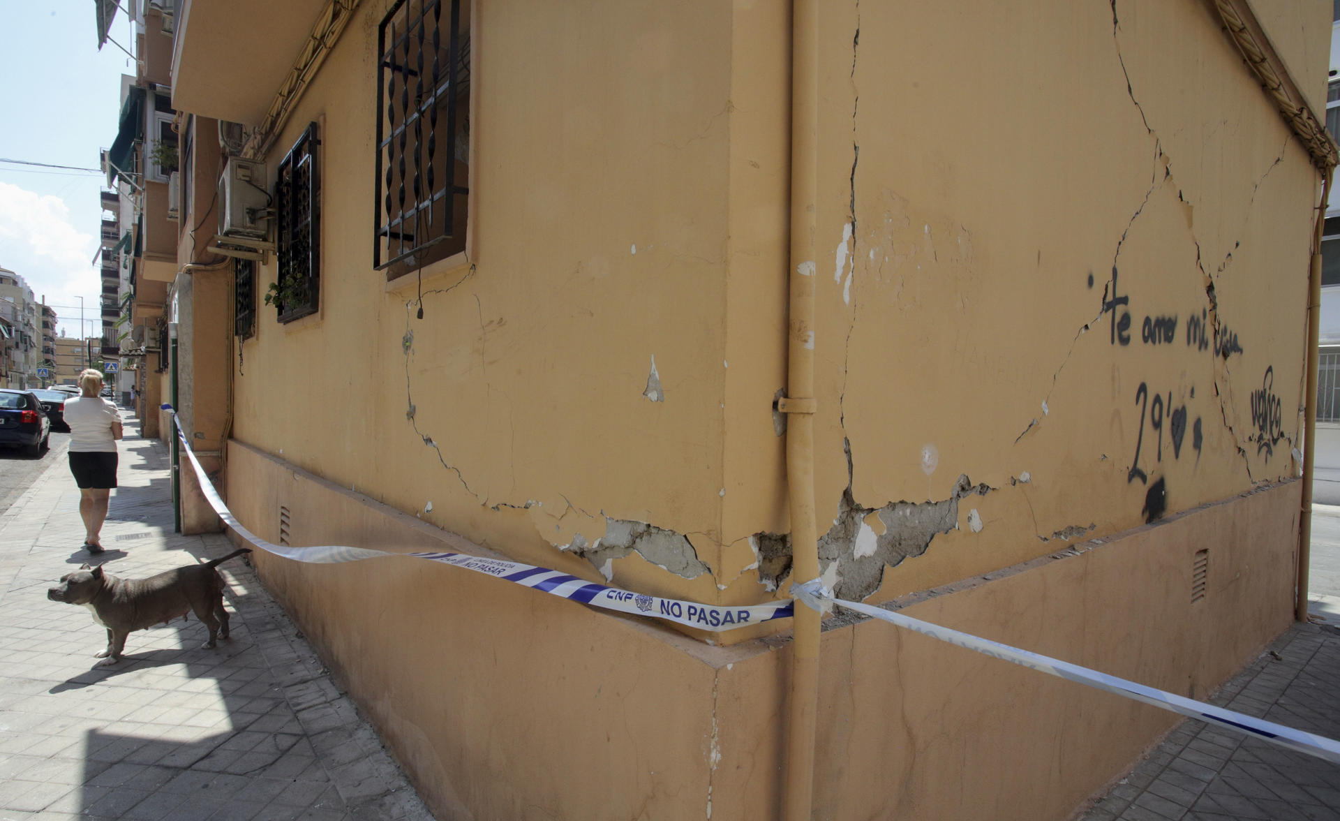 GRANADA 20/08/2026.- Vista de una grieta un una pared de una de las casas afectadas por los terremotos en el barrio del Zaidín de Granada . EFE/Pepe Torres.