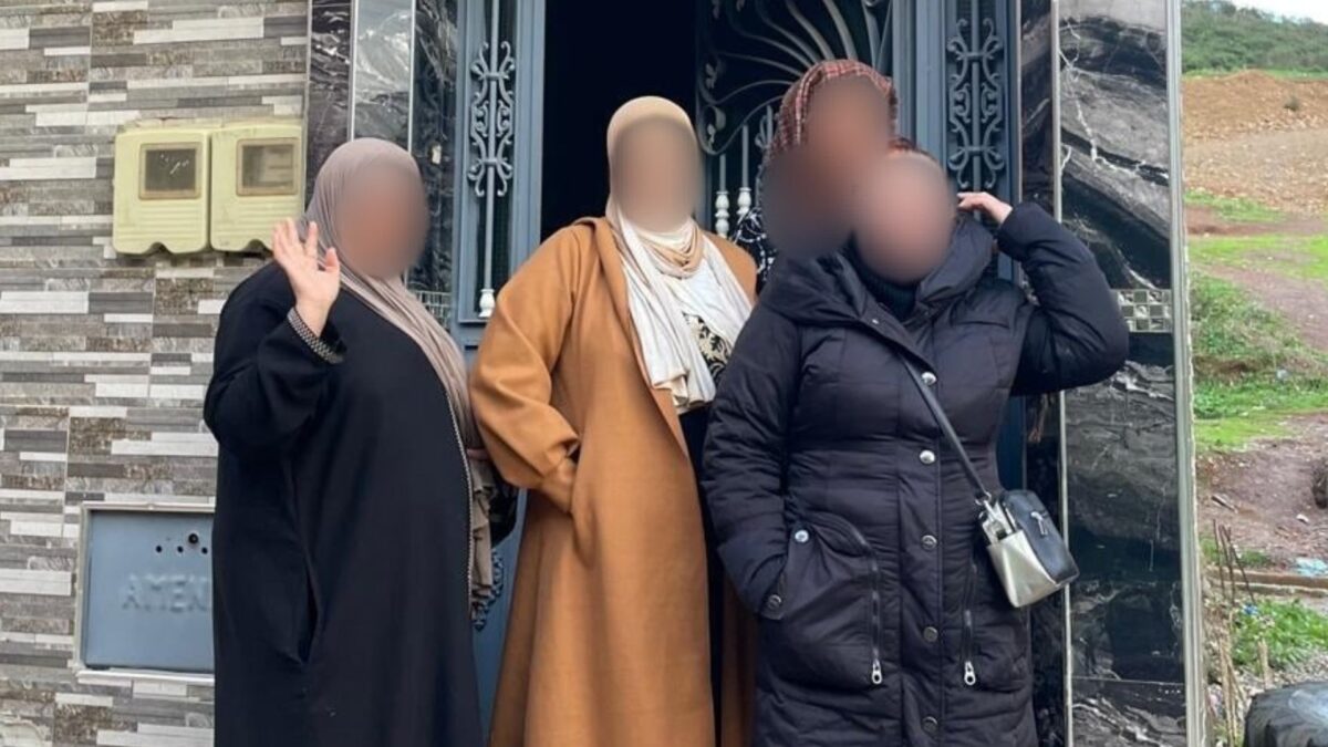 Mujeres, madres de jóvenes migrantes, en Castillejos, la ciudad marroquí más cercana a Ceuta