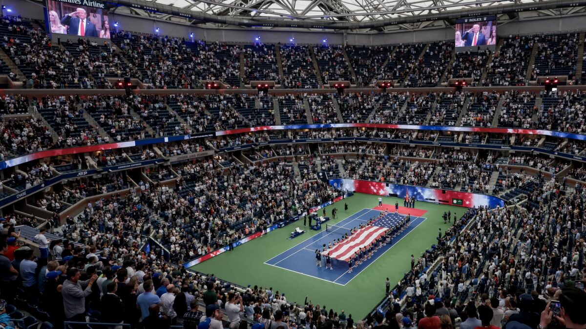 FLUSHING MEADOWS (United States), 08/09/2025.- US President Donald J. Trump is displayed on overhead televisions during prematch ceremonies before Carlos Alcaraz of Spain faces Jannik Sinner of Italy during the men's singles final of the US Open Tennis Championships at the USTA Billie Jean King National Tennis Center in Flushing Meadows, New York, USA, 07 September 2025. (Tenis, Italia, España, Nueva York) EFE/EPA/BRIAN HIRSCHFELD