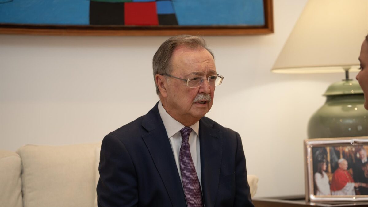 El presidente de Ceuta, Juan Jesús Vivas, durante una reunión con la presidenta del Gobierno de las Islas Baleares, en el Consolat de Mar