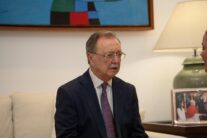 El presidente de Ceuta, Juan Jesús Vivas, durante una reunión con la presidenta del Gobierno de las Islas Baleares, en el Consolat de Mar