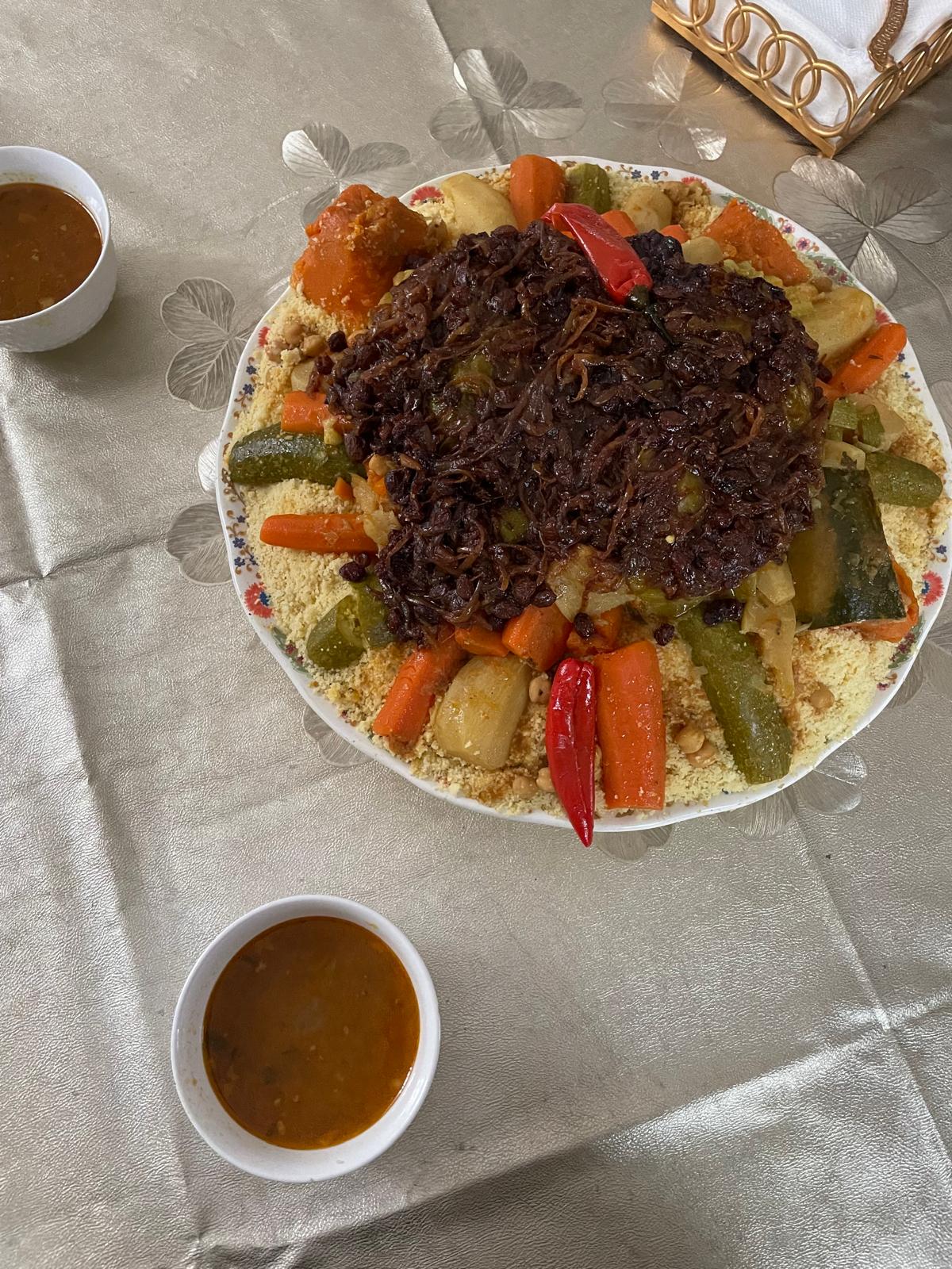 La hospitalidad marroquí es siempre desbordante. Aquí, un plato típico de cous cous, servido por una de estas madres
