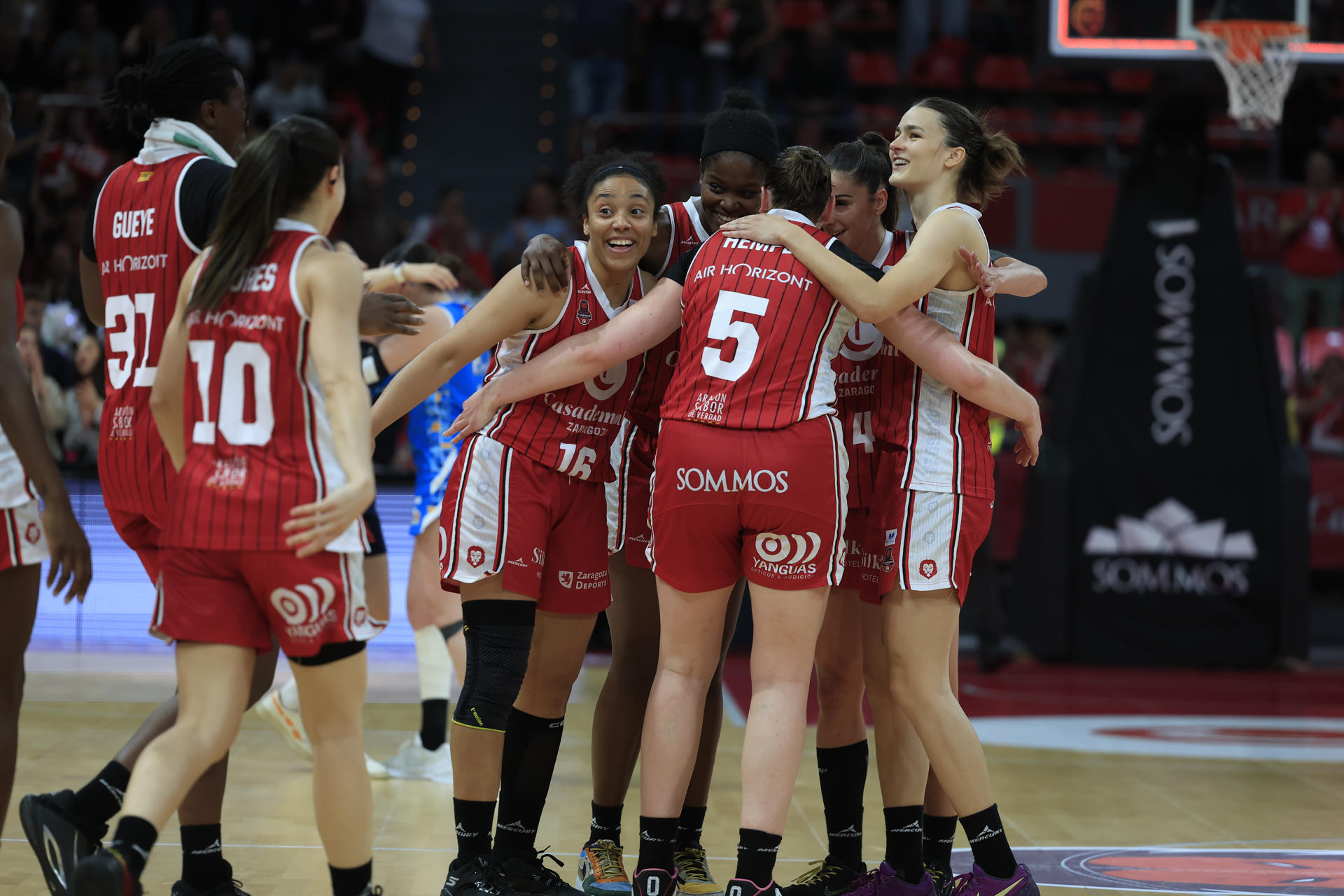 ZARAGOZA, 10/05/2026.- Las jugadoras del Casademont celebran la victoria este domingo, tras el partido de semifinales de la Liga Femenina Endesa entre el Casademont Zaragoza y el Perfumerías Avenida, en Zaragoza. EFE/ Javier Cebollada