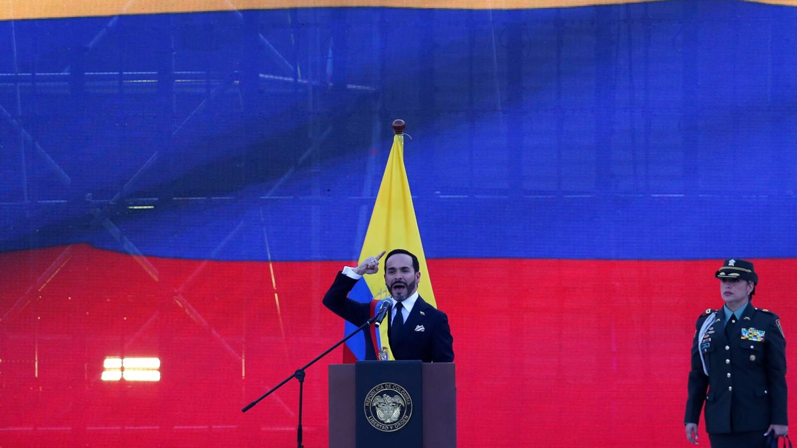 El presidente de Colombia, Abelardo de la Espriella (c), habla durante su primer discurso como mandatario.