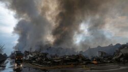 Los equipos de rescate trabajan en el lugar donde un misil ruso ha impactado en un almacén de mercancías en Kiev, Ucrania.