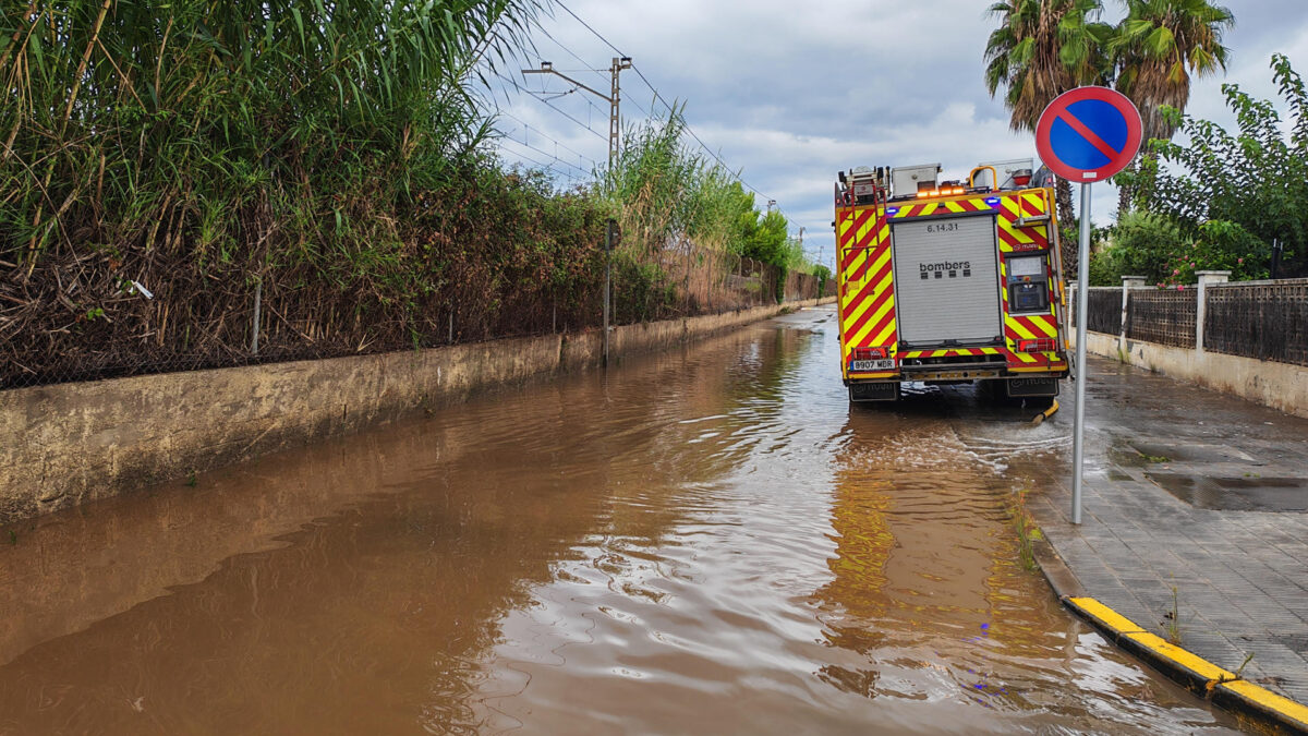 RODA DE BERÁ (TARRAGONA), 22/08/2026.- Las lluvias torrenciales caídas en la provincia de Tarragona en las últimas horas han obligado a cortar carreteras y han afectado a varias líneas de tren de Rodalies durante la madrugada y las primeras horas de la mañana de este sábado. EFE/Javier Díaz