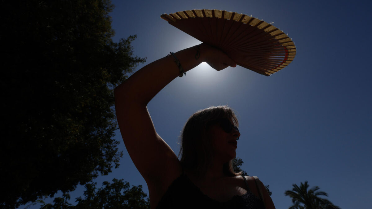 CÓRDOBA (ANDALUCÍA), 04/08/2025.- Una mujer se protege con un abanico del sol este lunes, en Córdoba (Andalucía). La intensa ola de calor sigue este lunes azotando casi toda la península, con especial incidencia en puntos de la mitad norte peninsular y el calor sofocante proseguirá por lo menos hasta el domingo, siendo el jueves el día de "valores máximos del episodio", según ha avisado la Agencia Estatal de Meteorología (Aemet). EFE/ Salas