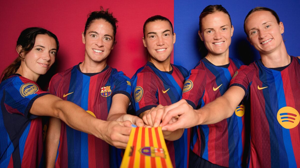 Las capitanas del Barça posando con el brazalete para la temporada 26/27