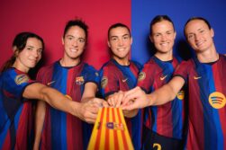 Las capitanas del Barça posando con el brazalete para la temporada 26/27