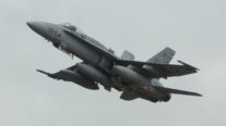 Un caza F-18.