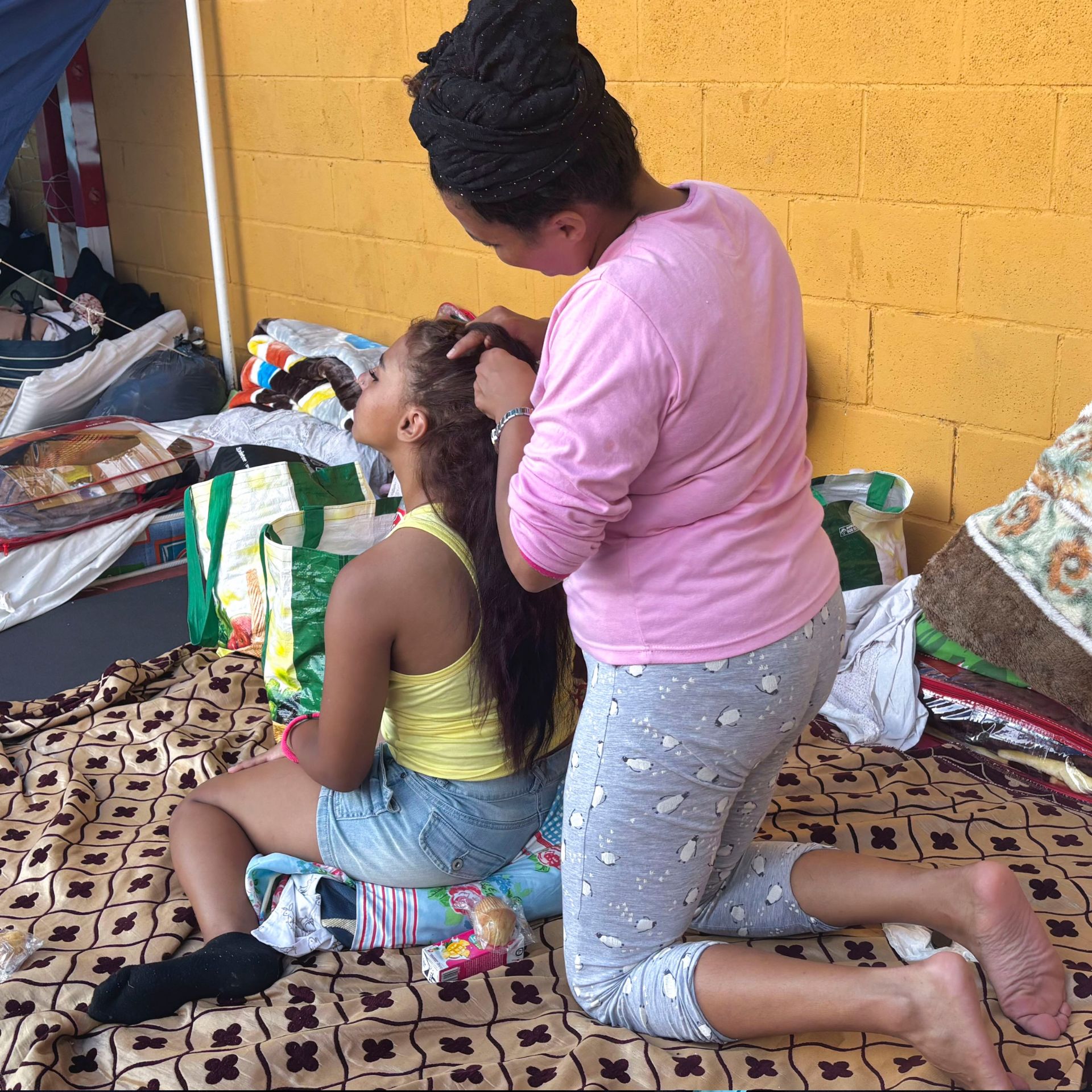 Decenas de madres, jóvenes y niñas que han decidido establecerse