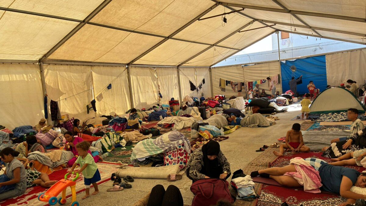 Interior de la carpa dirigida por la asociación vecinal de Sidi Embarek, en Ceuta, que aloja a 350 mujeres y niñas