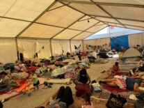 Interior de la carpa dirigida por la asociación vecinal de Sidi Embarek, en Ceuta, que aloja a 350 mujeres y niñas
