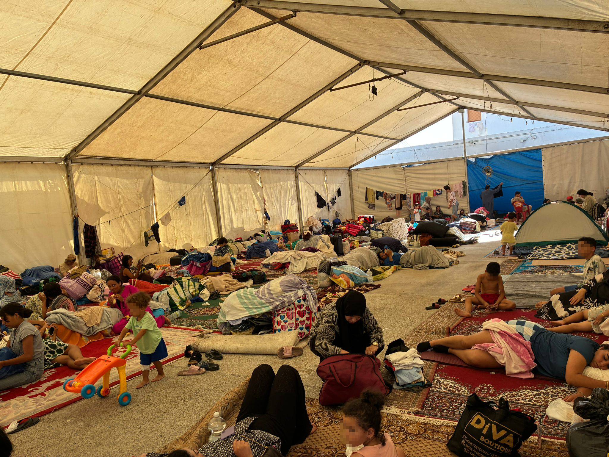Interior de la carpa dirigida por la asociación vecinal de Sidi Embarek, en Ceuta, que aloja a 350 mujeres y niñas