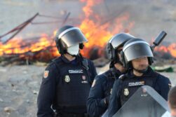 Presencia policial para evitar que continúen los incendios en las chozas constituidas por los migrantes en la playa del Trampolín este jueves en Ceuta. EFE/Reduan