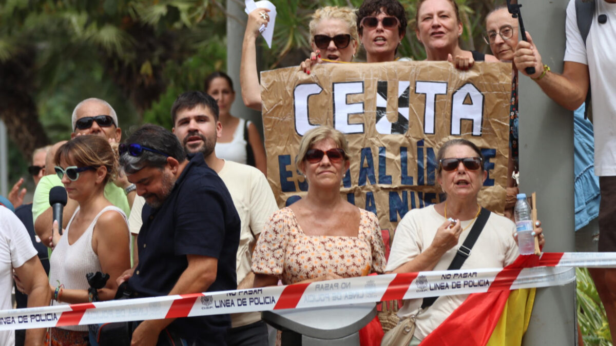 CEUTA, 13/08/2026.- Vecinos de Ceuta espean la llegada del ministro del Interior, Fernando Grande-Marlaska, a la Delegación del Gobierno de Ceuta donde se reunirá con el presidente de la ciudad autónoma, Juan José Vivas. EFE/Reduan