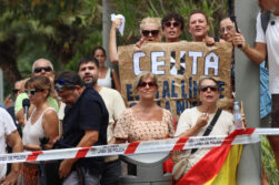 CEUTA, 13/08/2026.- Vecinos de Ceuta espean la llegada del ministro del Interior, Fernando Grande-Marlaska, a la Delegación del Gobierno de Ceuta donde se reunirá con el presidente de la ciudad autónoma, Juan José Vivas. EFE/Reduan