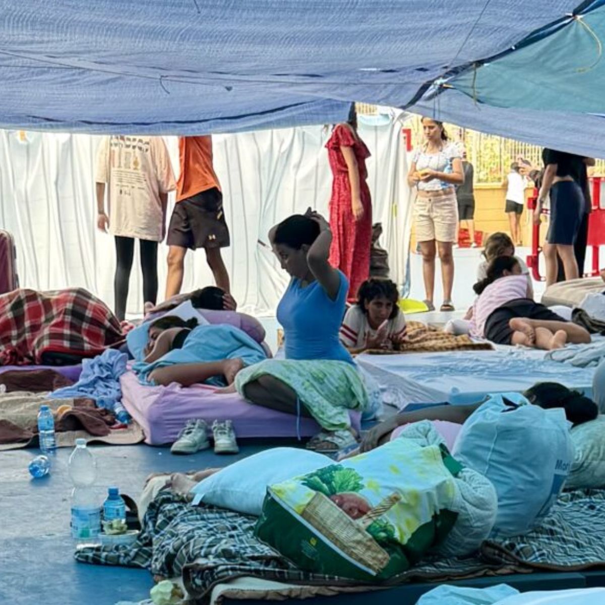Decenas de niñas permanecen en colchones en un polideportivo de El Príncipe.