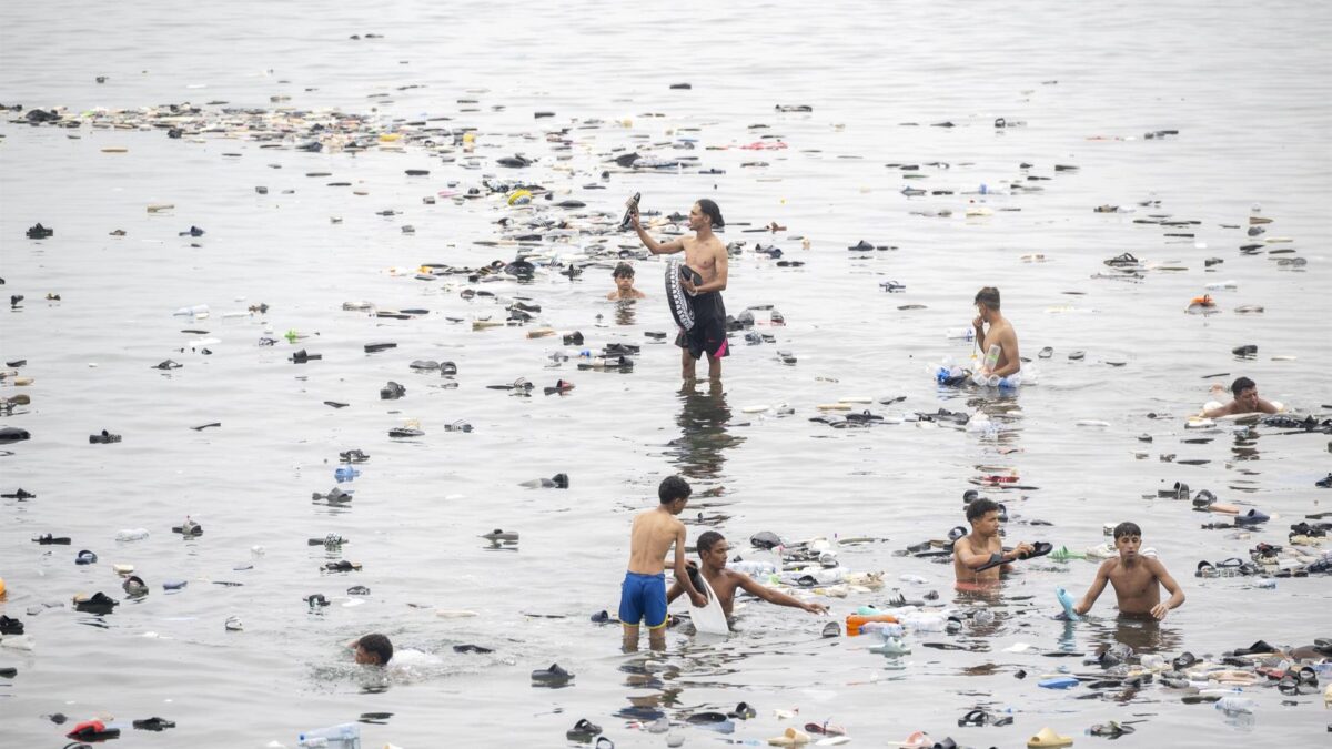 Inmigrantes intentando cruzar la frontera entre Ceuta y Marruecos.