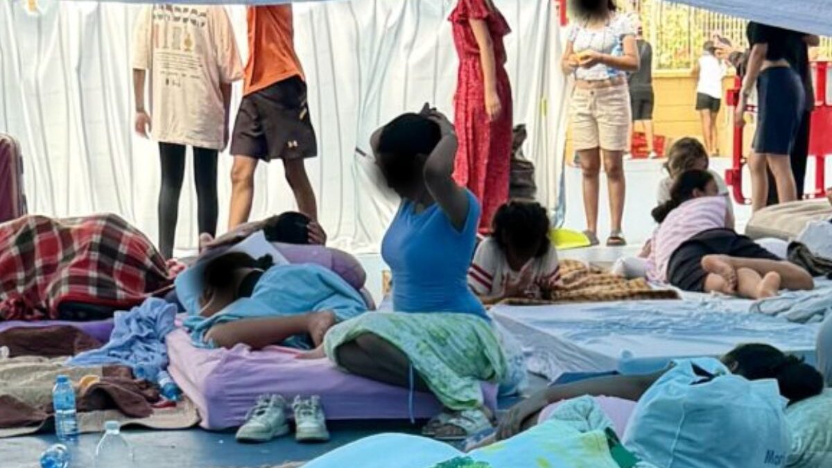 Decenas de niñas permanecen en colchones en un polideportivo de El Príncipe.