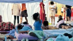 Decenas de niñas permanecen en colchones en un polideportivo de El Príncipe.