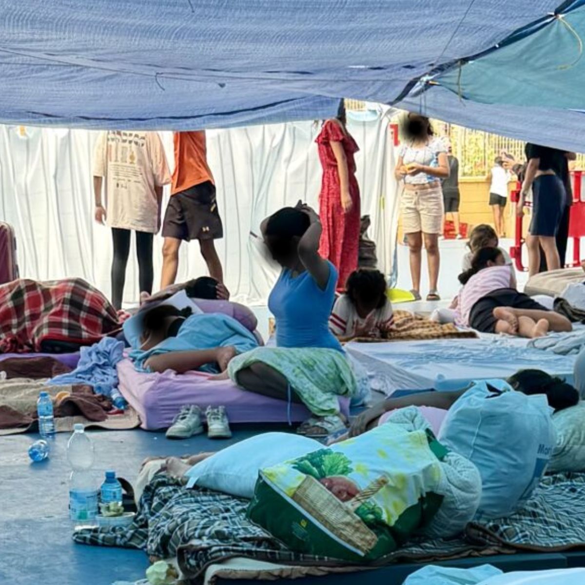 Decenas de niñas permanecen en colchones en un polideportivo de El Príncipe.