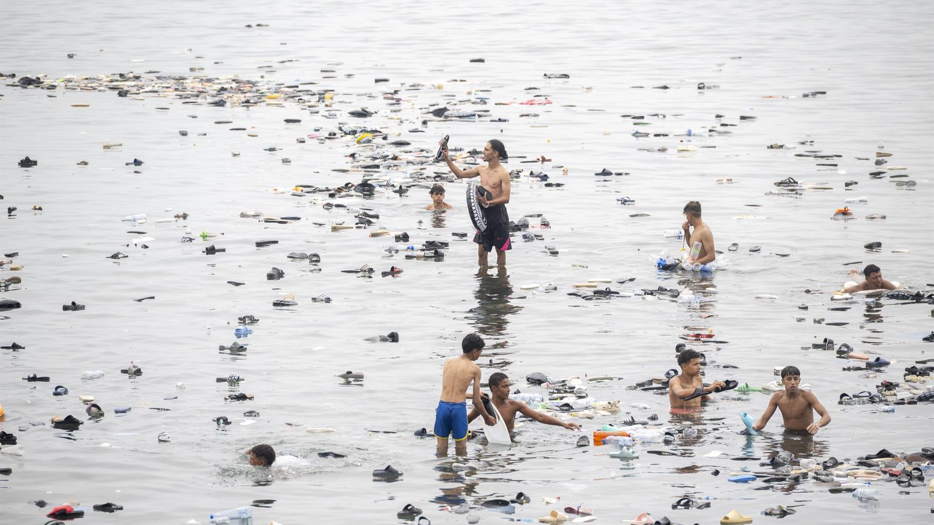 Inmigrantes intentando cruzar la frontera entre Ceuta y Marreucos.